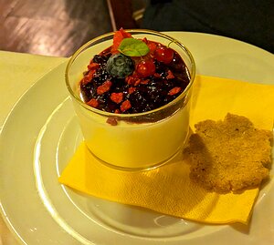 20240622_PXL190434993_DxO-DP7natural_Pixel7a-JEB Crema al limone con frutti di bosco e cialda speziata (Lemon mousse with berries and spicy wafer) 8€