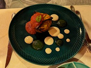 20240623_PXL180900333_DxO-DP7natural_Pixel7a-JEB Millefoglie di pasta brisé con caponata di verdure, arachidi e spuma al basilico (Shortcrust pastry millefeuille with vegetables caponata, peanuts and basil...