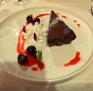 20240622_PXL190416293_DxO-DP7natural_Pixel7a-JEB Torta fondente al cioccolato, con amarene e panna al cocco (Dark chocolate cake with black cherries and coconut cream) 8€