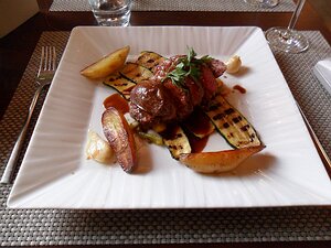 20130627_SAM_1233_ES71 main: Rumsteack d'Agneau poêlé au romarin, légumes grillées et pommes de terre à l'ail nouveau