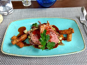 20170511_IMG132534984_HDR_MotoG4-JEB Main: Carré d'agneau rôti au thym serpolet, fricassée de courgettes, tomates grappes, poivrons, olives pitchouline, jus d'agneau