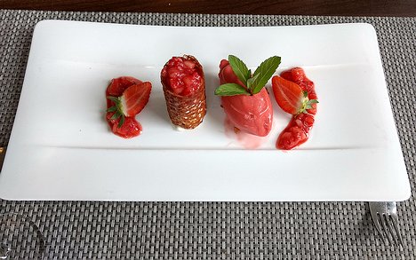 20170511_IMG134510012_HDR_MotoG4-JEB Dessert: Croustillant de fraises au poivre timut, crème glacée à la citronelle thaï