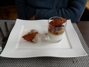 20121008_SAM_0853_ES71 Menu Carola dessert: Blanc-Manger aux amandes, salade de raisin, crème glacée aux noix