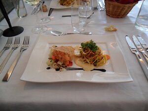 20120422_SAM_0554_ES71 second course: salmon tartare, asparagus, 