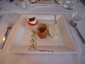 20130602_SAM_1207_ES71 dessert: chocolate ganache, strawberries and Super Dickmanns Schokokuss (chocolate egg foam) ice cream