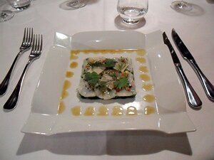 20120915_SAM_0838_ES71a 37€ - starter - Carpaccio de coquilles Saint Jacques au wakamé mariné au soy sauce, croustillant de parmesan