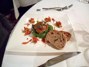 20120915_SAM_0839_ES71a 26€ - starter - Compote de lapin aux fruits secs, quelques feuilles de roquettes, vinaigrette au porto, et pain grillé