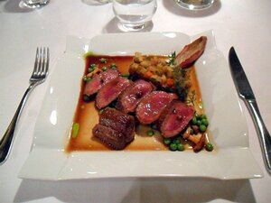 20120915_SAM_0840_ES71a main- Filet d’agneau rôti, jus tranché à l’huile de menthe, fine ratatouille ail et échalotes confites