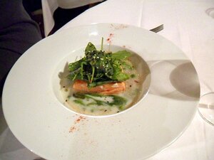 20120915_SAM_0841_ES71a main - Dos de saumon juste rôti, navarin de petits pois au lard paysan, émulsion au lait fumé