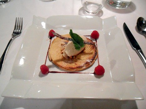 20120915_SAM_0842_ES71a dessert - Tarte fine aux pommes servie tiède, glace au parfum de cannelle, sirop de Banyuls aux épices