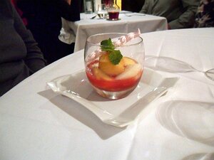 20120915_SAM_0843_ES71a dessert - Faisselle aux pêches jaunes, sorbet mangue, un coulis de fruits rouges et amandes grillées