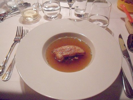 20121102_SAM_0913_ES71 37€ menu starter - Consommé de queue de bœuf au gingembre et escalope de foie gras poêlé