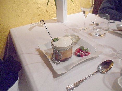 20121102_SAM_0919_ES71 37€ menu dessert - Baba au Rhum, crème légère à la vanille, compote de fruits rouges