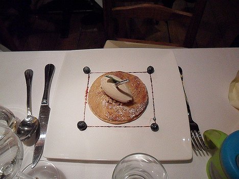 20121102_SAM_0920_ES71 37€ menu dessert - Tarte fine aux pommes servie tiède, glace au parfum de cannelle, sirop de Banyuls aux épices