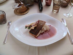 20111129_sam_0438_es71 first course: Filet de maigre rôti, confit de navet, jus verjuté (maigre = shad)