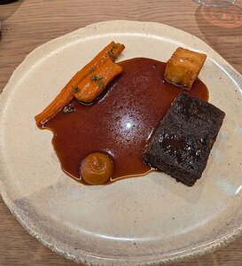 20260212_PXL123901716_Pixel10-JEB Mijote et jardin: joue de boeuf confite, carottes lacquées, ketchup de carottes, millefeuilles de pommes de terre, jus de boeuf