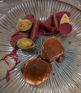 20250123_PXL_202501263_Pixel7a-JEB Noix de veau servie rosée, betteraves en textures et poireaux marinés, jus réduit