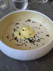 20250306_PXL114001428_Pixel7a-JEB Velouté de chou-fleur, crème fouettée au curcuma et croûtons