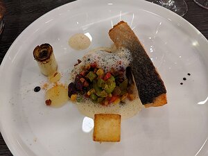 20190919_IMG200747_Pixel3a-JEB main: Le Saumon, ragoût de légumes au chorizo doux, ananas fermentés et poireaux brulés
