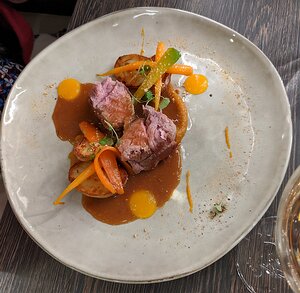 20190919_IMG200850_Pixel3a-JEB main (a la carte 27€): L'Agneau; le gigot basse température, déclinaison de carottes en textures et sauce saté