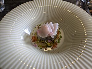 20240704_PXL110410570_Pixel7a-JEB plat: Pêche du jour (lieu noir), chou fermenté et lait ribo Navet pickles