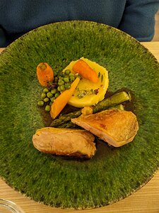 20240425_PXL111837147_Pixel7a-JEB Le Suprême de volaille, sauce au Pineau des Charentes & épices douces, velours d’agria et légumes printaniers