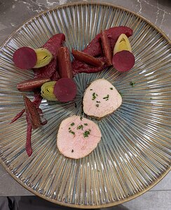 20250123_PXL_202501925_Pixel7a-JEB Noix de veau servie rosée, betteraves en textures et poireaux marinés