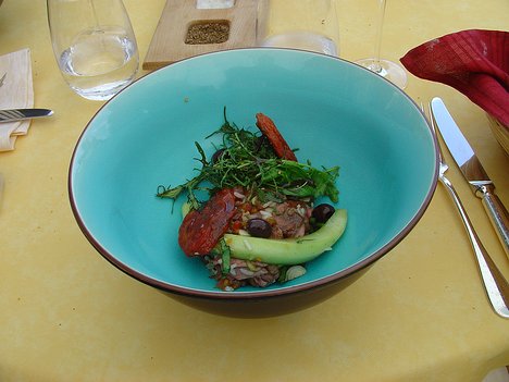 Saulxures - la Belle Vue » 1jul2010 starter - La poire de boeuf en salade "un peu niçoise" Tomates confites, olives pitchoulines, basilic et pointe de balsamique
