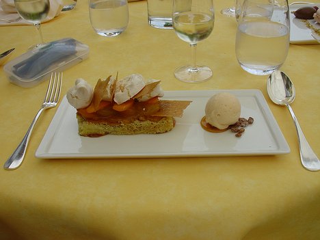 Saulxures - la Belle Vue » 1jul2010 dessert - L'abricot en tarte très moelleuse, nappage vanille, amandes caramélisées et le tout meringué, Glace au lait dans l'esprit "danao"