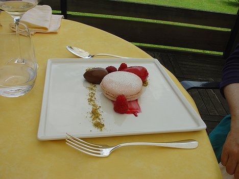 Saulxures - la Belle Vue » 1jul2010 dessert - Les framboises en gros macaron, chocolat noir onctueux, Sorbet du même fruit