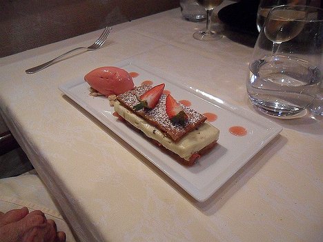 20110501_sam_0151_es71 dessert: La rhubarbe en mille feuilles. Sorbet fraises, crème légère banane et vanille