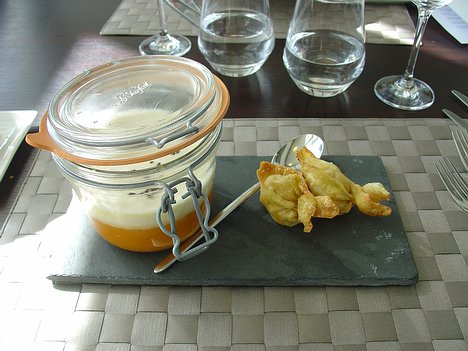 20101012_DSC00812_DSCV1 starter: Capuccino de potiron et foie gras, une raviole croustillante