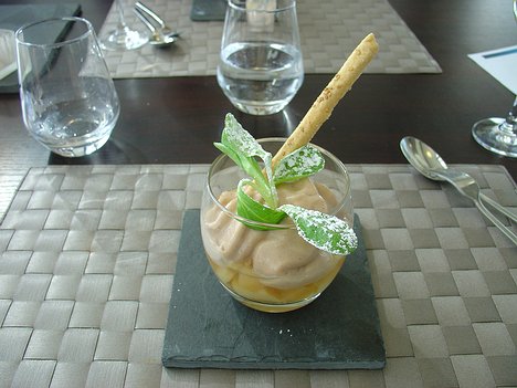 20101012_DSC00817_DSCV1 dessert: Nage de coings et espouma marrons, gressin breton