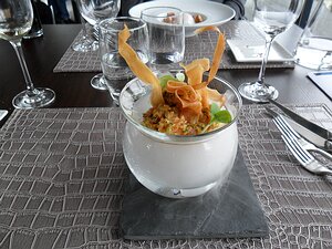 20121015_SAM_0873_ES71 starter: Tartare de saumon aux céréales et yuzu (with dry ice/Cardice cooler)