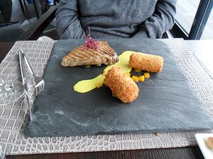 20121015_SAM_0874_ES71 Main: Thon rouge grillé et croquette de patates douces dans l'esprit créole