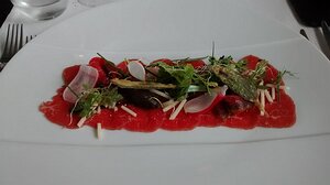 20140901_IMG122423015_MotoG-JEB starter: Carpaccio de bœuf, fraicheur de radis et bâtonnets de parmesan, huile d’olive A.O.P