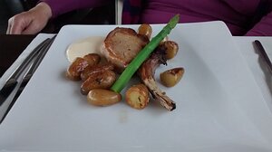 20140901_IMG124609985_MotoG-JEB Main: Côte de porc Ibérique juste grillé, pommes de terre Ratte, émulsion d’une béarnaise