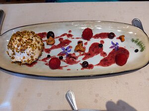 20210824_PXL105252047_Pixel3a-JEB first course: Burrata en croute de fruits secs