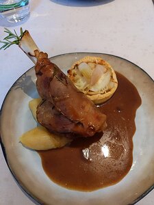 20210824_PXL111539621_Pixel3a-JEB main: Jarret d’agneau de 11h, jus au romarin, purée citronnée (and onion and cheese tartlet)