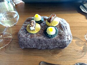 20170517_IMG123334031_HDR_MotoG4-JEB amuse bouche 1: panna cotta au curry et bonbons de chocolat à la tomme des Vosges