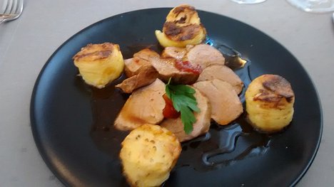 20141001_IMG133027882_MotoG-JEB main: Filet mignon de porc/ Gratin de pommes de terre/ .Jus aux tomates conﬁtes