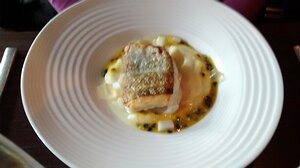 20150907_IMG125938812_MotoG-JEB main: Dos de cabillaud juste poêlé, mousseline de charlotte, passion et estragon