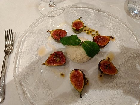 20180512_IMG214715235_MotoG4-JEB dessert: Figues fraîches rôties, parfait glacé aux épices et coulis au fruit de la passion