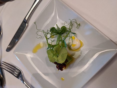 20190906_IMG124845_Pixel3a-JEB starter (low-temperature egg, beetroot, pea shoots ?)