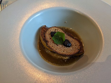 20231026_PXL113122714_Pixel7a-JEB Escalope de foie gras chaud de canard, tapenade d'olives vertes et consommé de canard