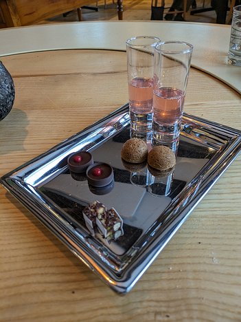 20231026_PXL125346666_Pixel7a-JEB nougat, chocolate, cinnamon macaroon, water with berries from the garden